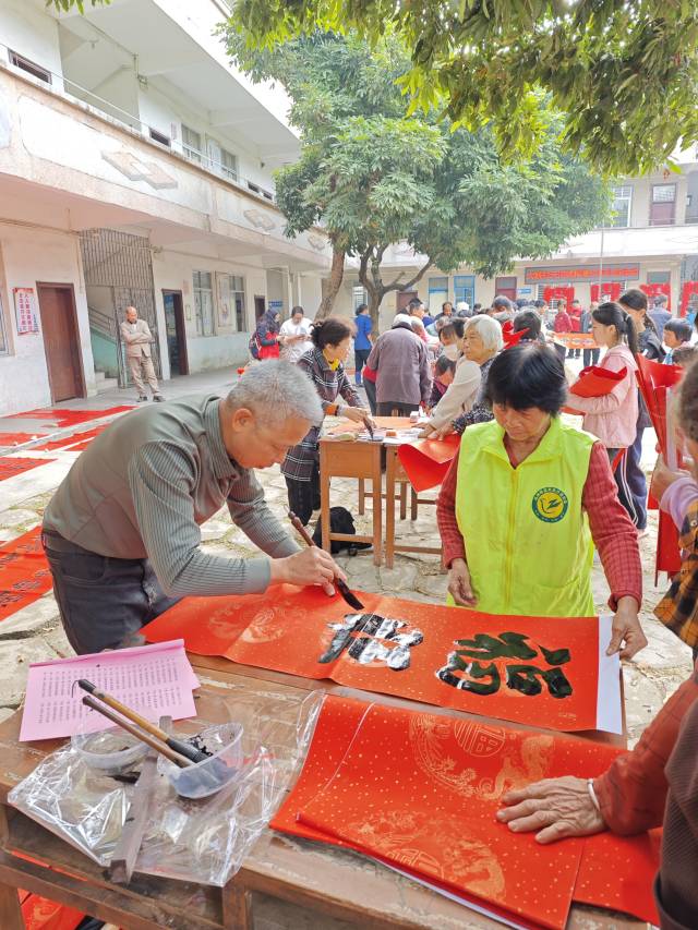 粤海集团开展“挥毫迎春・义剪传情”公益活动。