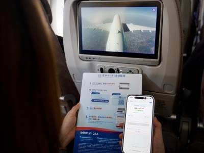 除夕夜，东航飞机上免费看春晚