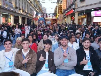 全球流量轻松“拿捏”！百位外籍达人齐逛广东年味街｜新春叹文娱