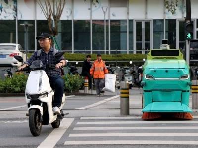 新春走基层｜这个春节，深圳“AI”上岗，机器人“同事”值班