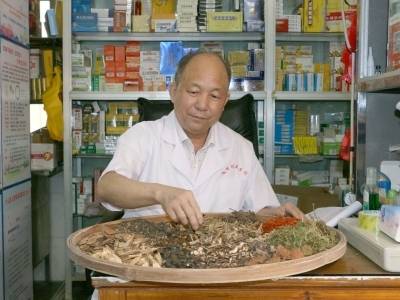 漠阳人物丨40年扎根乡村，阳春这位医生是如何做到“永不关机”？