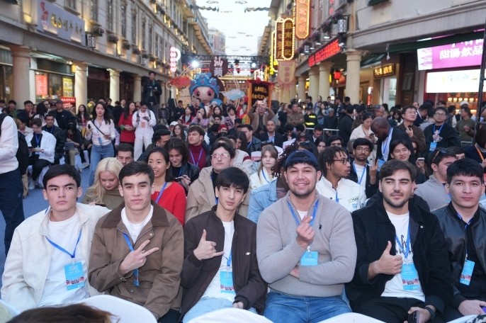 全球流量轻松“拿捏”！百位外籍达人齐逛广东年味街