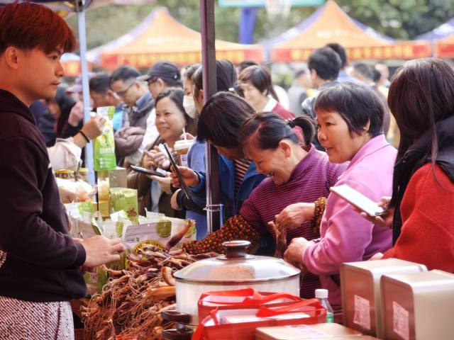 肇庆广宁，村民们在特产摊位流连，选购特产年货。