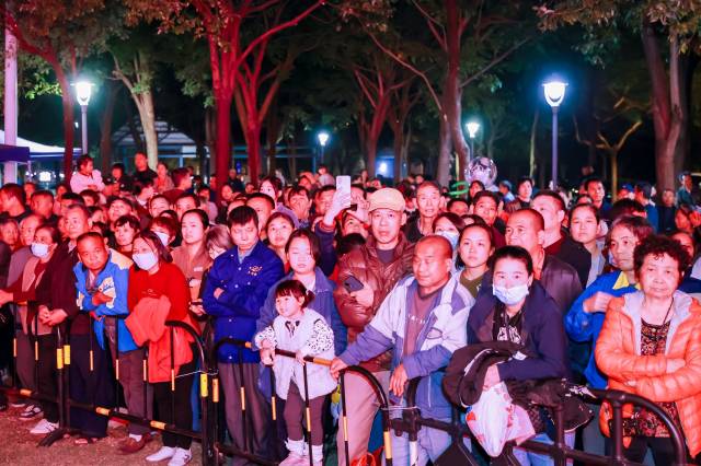 佛山大沥，村民观看表演热情踊跃。