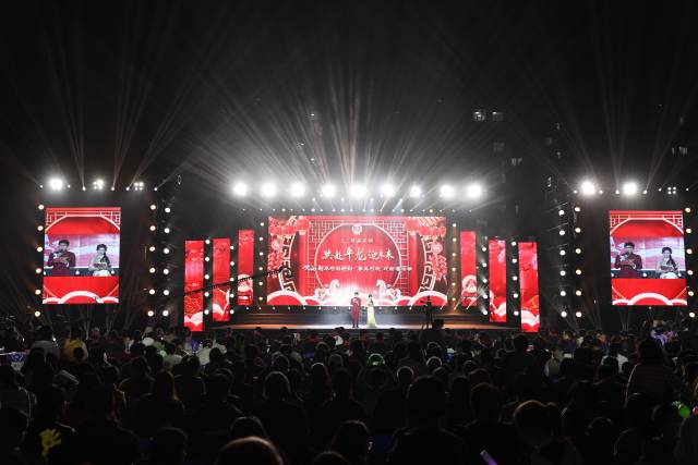 1月16日，“粤美村晚”首秀在广州花都平龙社区开锣。