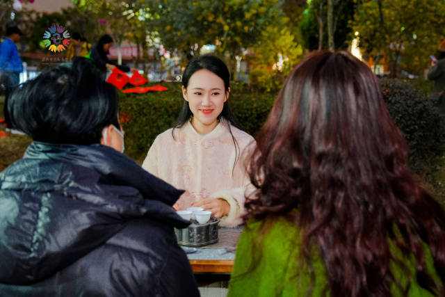 潮州单丛茶名扬海外，在社光村村晚现场外，工夫茶摊位吸引无数人前来品尝。 