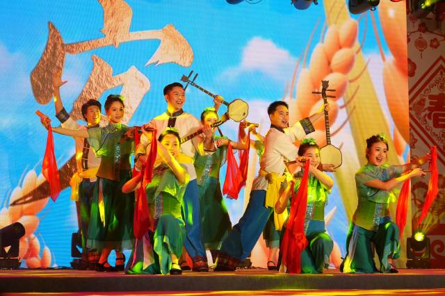 梅州客家文化底蕴深厚，南福村村晚舞台上，客家山歌嘹亮高亢，歌声飘到丰收的柚园，传递着人们的幸福与喜悦。