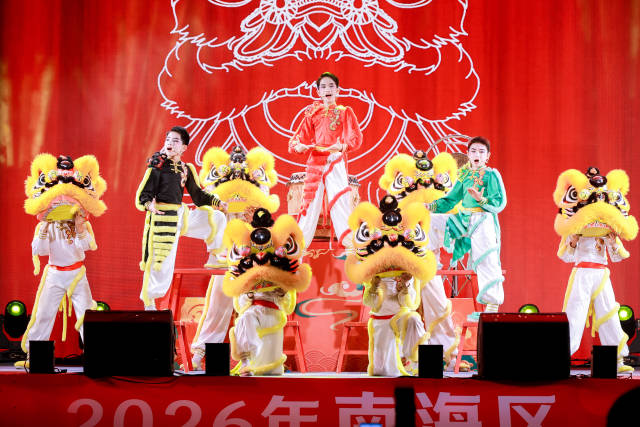 佛山大沥，当地学生将醒狮元素融入节目编排，让传统艺术焕发新的活力。