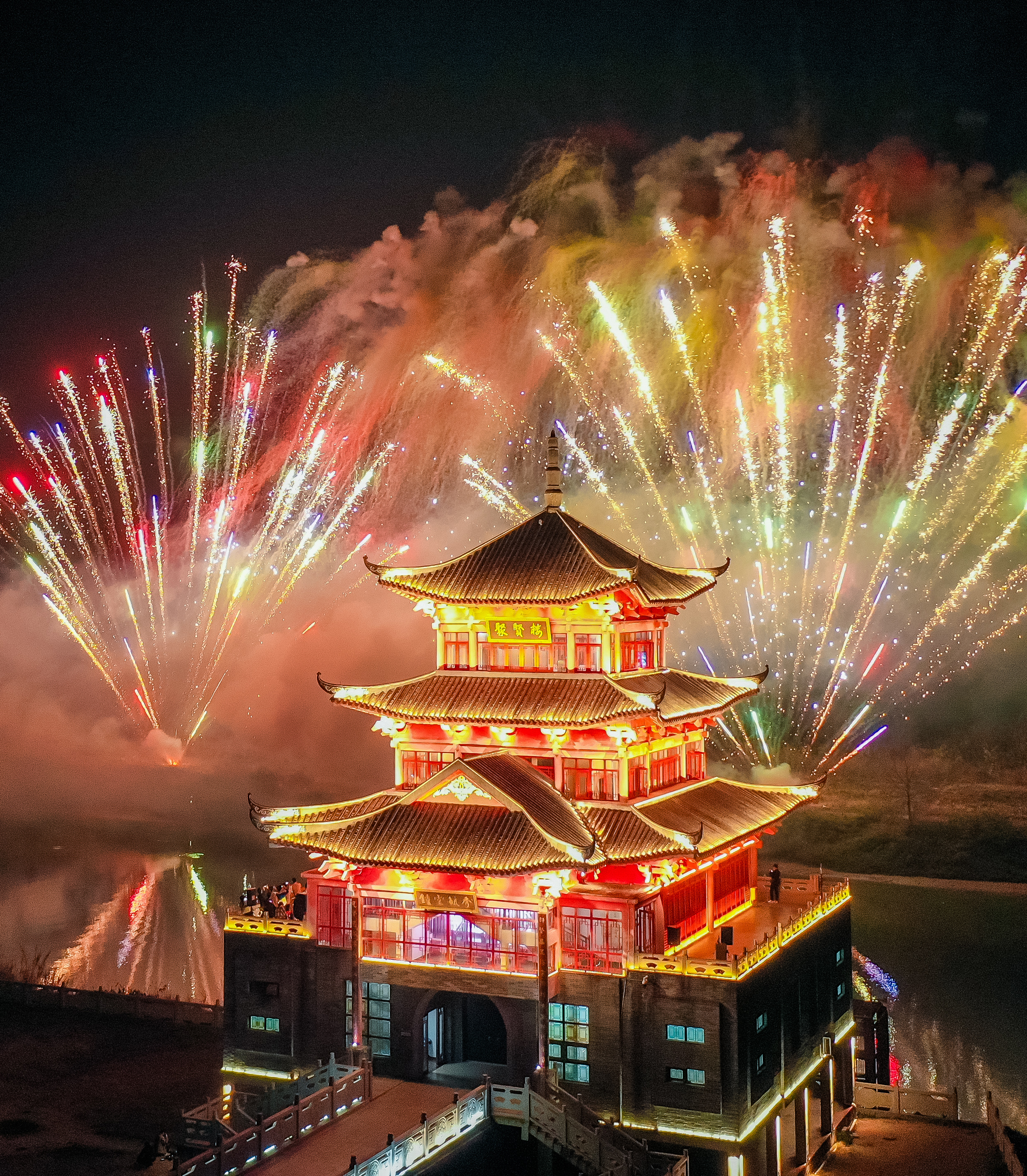 往年聚贤楼都会进行浪漫烟花秀。&nbsp; &nbsp;白坭镇政府供图