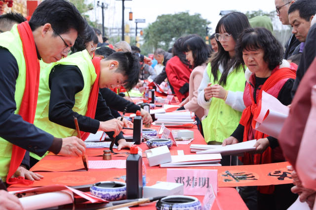 在中山小榄，村民们正在等候书法家为自己书写春联。