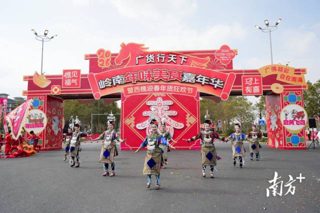 在央视舞台亮相的贵州“浪漫侗家七仙女”民族演艺团队登上听音广场舞台。 在央视舞台亮相的贵州“浪漫侗家七仙女”民族演艺团队登上听音广场舞台。