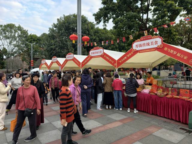 东莞厚街，借助村晚热度同时举办“广货行天下”活动，将厚街传统美食、年货推荐给大家。
