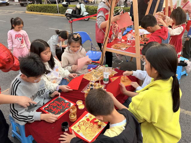 汇集年味好物、便民体验的“村晚市集”引来众多居民参与互动。