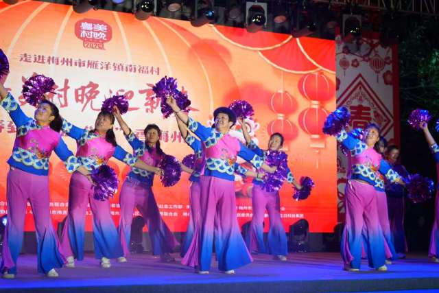 梅州南福村，柚农们卸下农具，穿起演出服，成为村晚舞台上耀眼的“民星”。