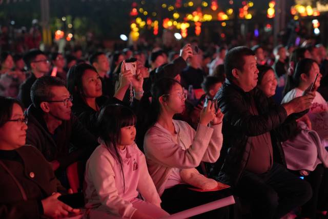 东莞厚街，溪头村村晚精彩纷呈，观众用手机录下精彩节目，在朋友圈中传播，让村晚的精彩传递到更远的地方。