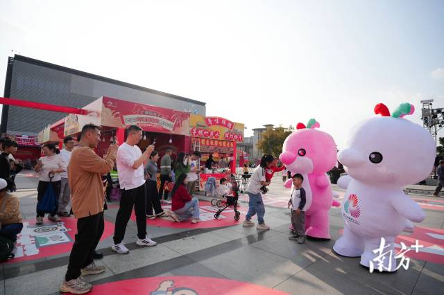 全运会吉祥物“大湾鸡”现身活动现场。 全运会吉祥物“大湾鸡”现身活动现场。