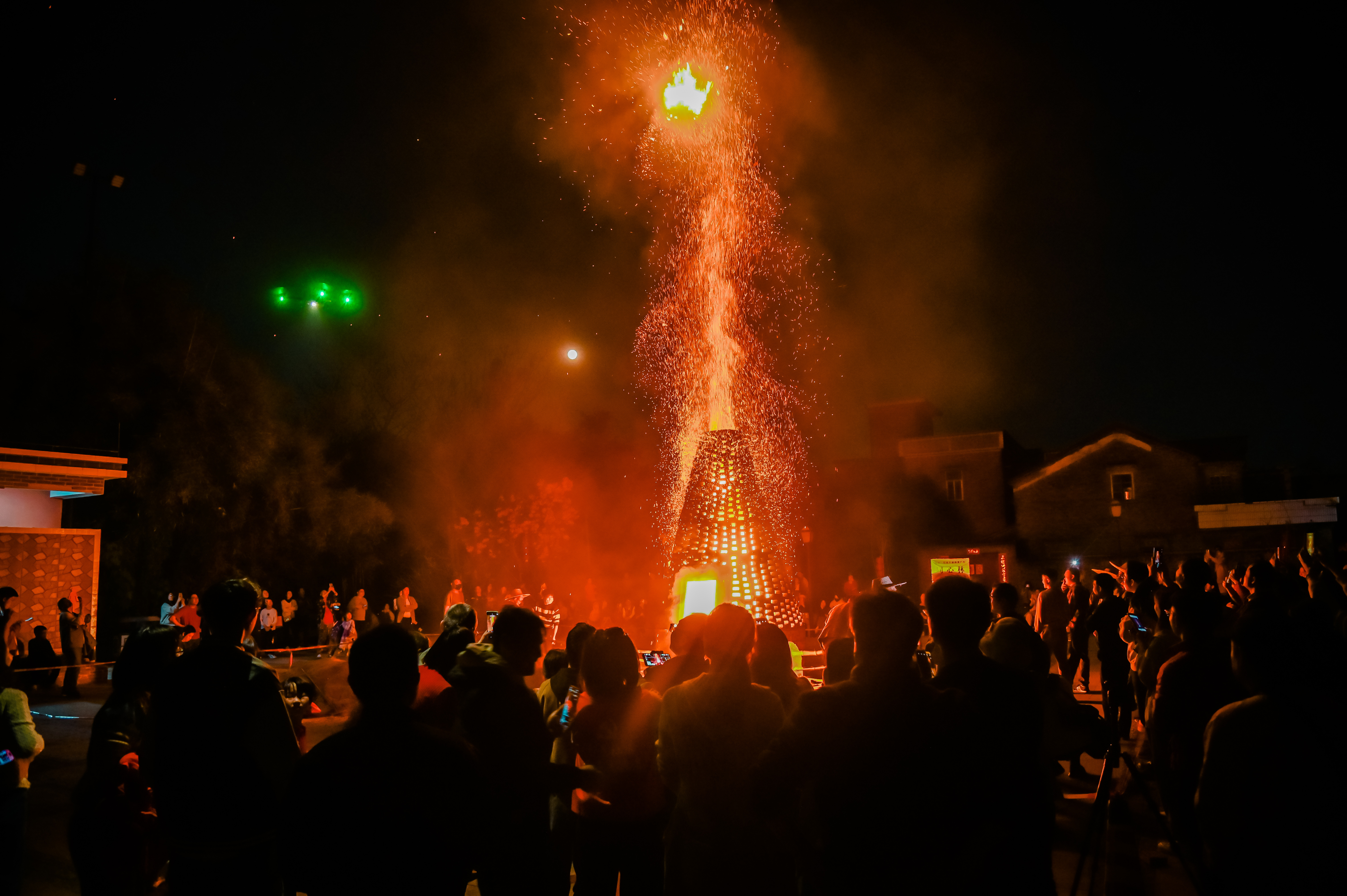 当地村民往年会举行火舞番塔活动，用“美”焰祈福丰年。&nbsp; &nbsp;白坭镇政府供图