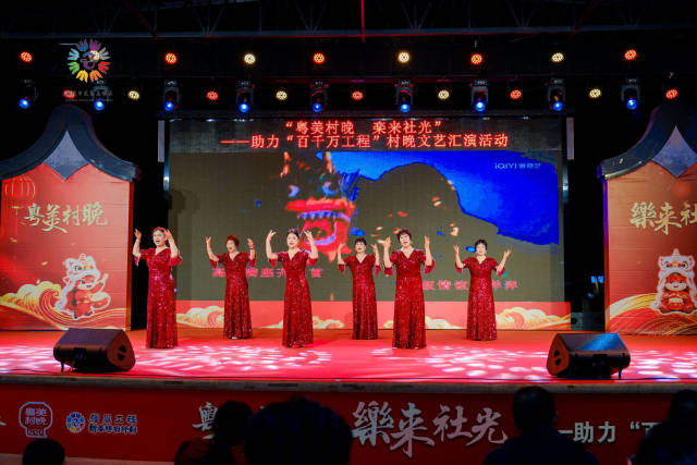 潮州社光村，当地曲艺社歌友们用一曲曲热闹的经典歌曲，唱出新年新气象。