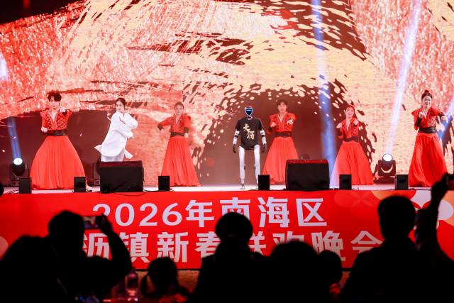 佛山大沥紧跟时下潮流，将具身机器人融入节目中，机器人在舞台上大秀功夫。