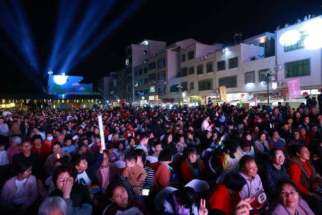 河源凤安，村晚舞台下座无虚席，人们全家出动前来共赏文化盛宴。