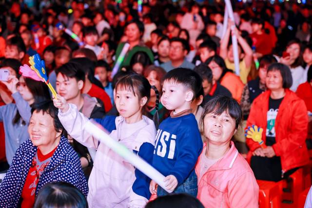 佛山大沥，节目精彩处，孩子们看得入神。