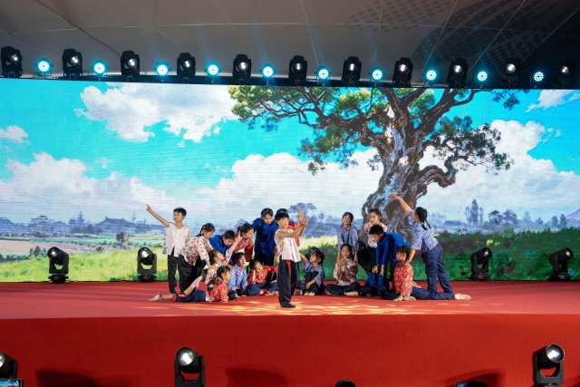 舞蹈《抗战中的儿童团》。