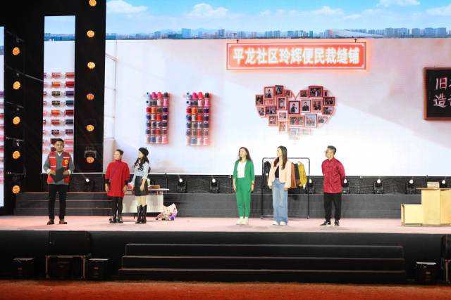 花都平龙，小品《玲辉裁缝铺》以当地村民辉姐玲姐的裁缝铺故事为原型，展示了多村混居新社区的新故事。