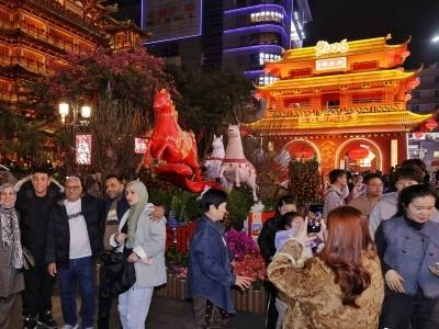 抢先看越秀西湖花市主牌楼！24小时慢直播陪你行花街