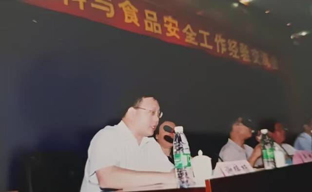 2005年，时任广州市饲料工作办公室副主任谢梓栋主持召开广州市饲料与食品安全工作经验交流会。
