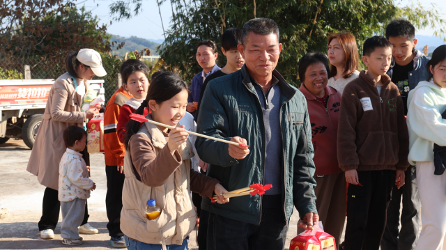 村民在活动现场参加投壶游戏。