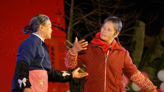年过六十的村民骆连英和叶接娣主动报名参加山歌对唱节目《刘三姐》。