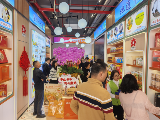 众多市民游客入店选购。  