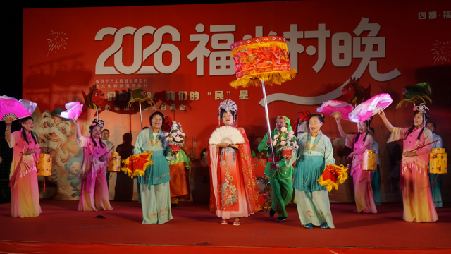 作为客家地区传统民俗、非遗项目，马灯舞成为整场晚会的压轴大戏。