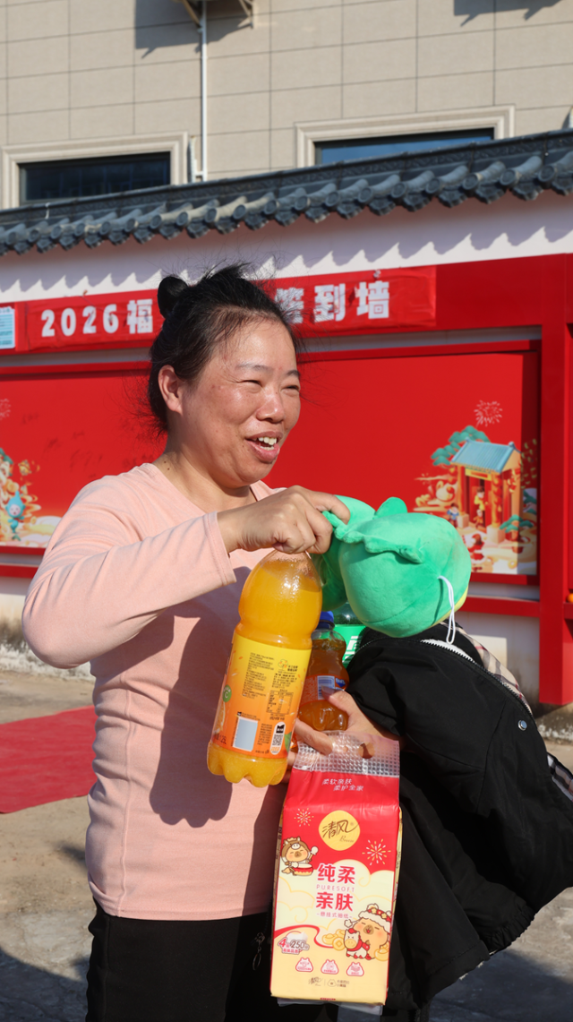 村民抱着游戏中赢得的奖品。