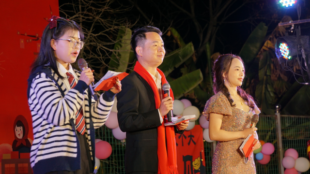 李想（左二）在“村晚”舞台上主持节目。