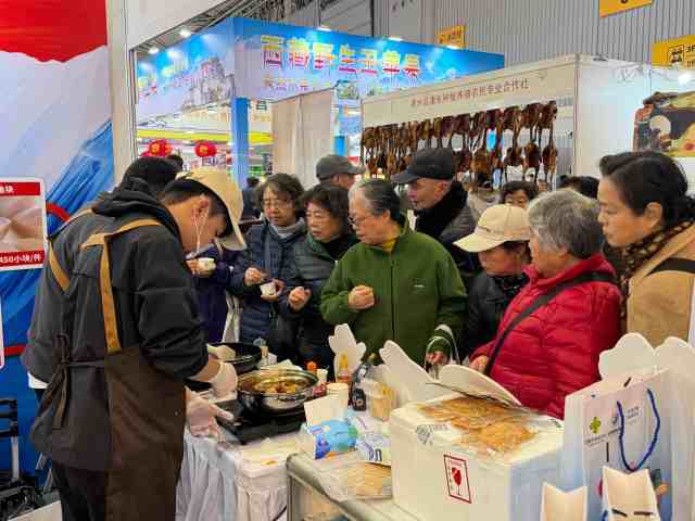 在第二十九届中国（四川）新春年货购物节茂南罗非鱼展位上，刚出锅的黑椒鱼排香气扑鼻，引来不少市民驻足品尝。