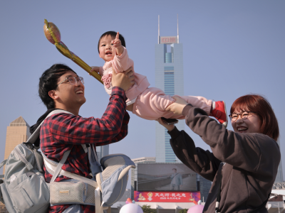 多图｜12米高“大湾鸡”亮相！广州天河迎春花市启幕，传统年味碰撞科技新潮