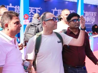 “AI八骏”出圈燃市场，华强北领潮广货新风