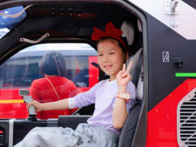 就在天河花市！飞行汽车首现广州传统花市，科技“新广货”引市民热议