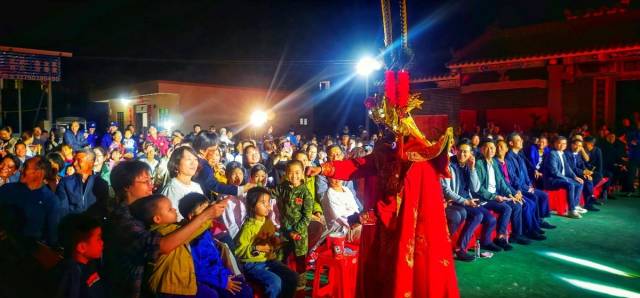 器乐合奏节目《青花瓷+彩云追月》和杂技表演《变脸》。