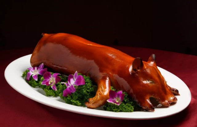 烤乳猪 图片来源：凤凰网