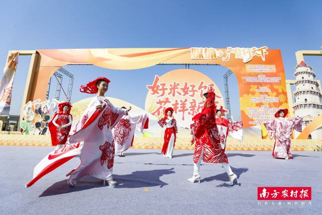 近日，“潮阳稻田时尚周”在田野间拉开帷幕。