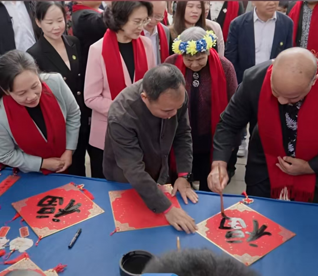 阿迪昂总统提笔蘸墨，在宣纸上写下“福”字。