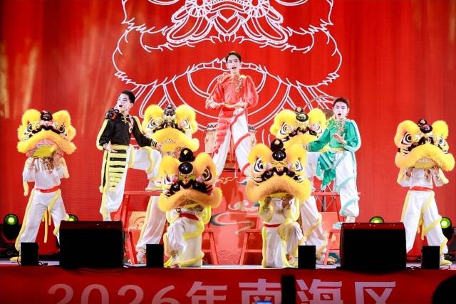 1月30日，佛山大沥“粤美村晚”表演中，当地学生将醒狮元素融入节目编排，让传统艺术焕发新的活力。