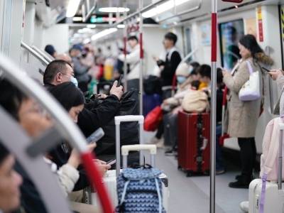 广州春节烟花汇演地铁客流过大或“飞站”，个别站点启用“站外安检”