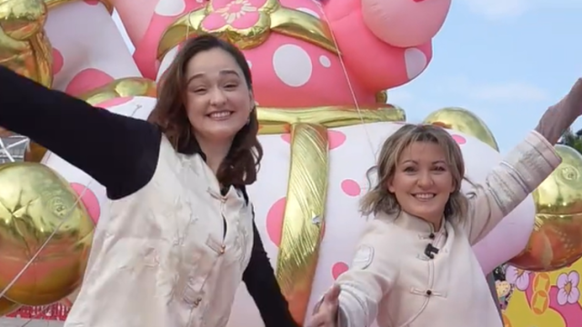 外国友人逛花街，中国马年的文化奇遇