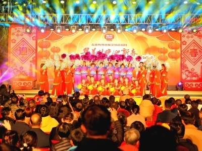 烟火里寻“五美”：一份岭南乡村的村晚观察