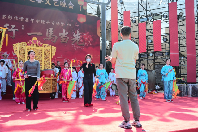 刘树钊在指导霞西布马舞队，左前为林梓宜，右前为余玩柔（陈育欣 摄）