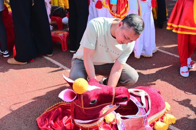 刘树钊在调整布马高度（陈育欣 摄）