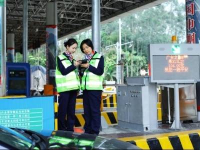 新春走基层｜盛开在广贺高速春运回家路上的“春花”